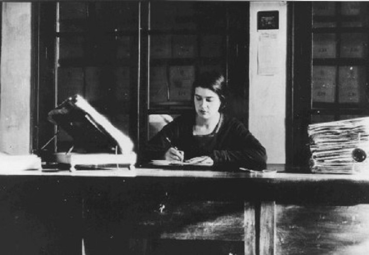 María Moliner en su despacho