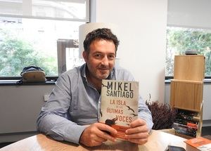 Mikel Santiago: “Un escritor debe desafiarse a sí mismo”
