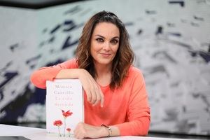 Mónica Carrillo, presenta su nueva novela 'La vida desnuda'