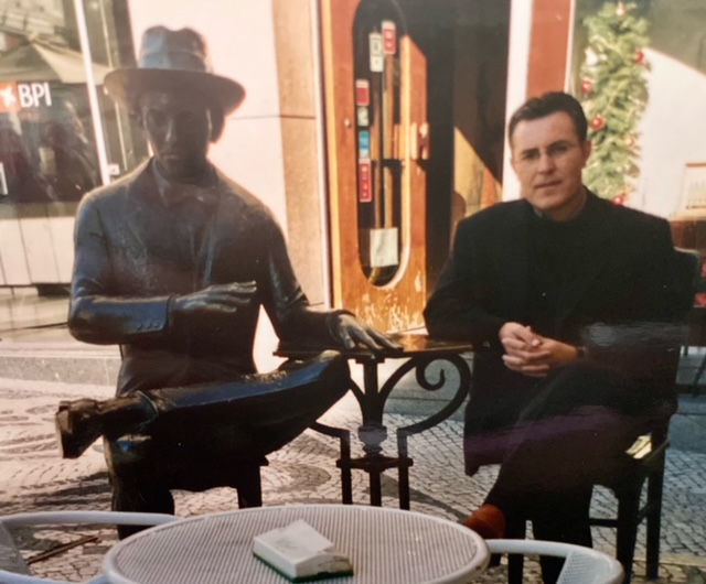 Francisco Morales Lomas con Fernando Pessoa en Lisboa
