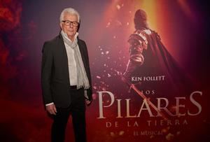 Ken Follett visita Madrid para conocer la adaptación musical de su libro ‘Los pilares de la Tierra’