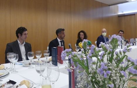 José Jurado Morales y David Félix Fernández Díaz con los responsable de Cajasur