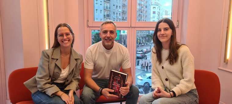 Las autoras de la entrevista con Javier Alandes