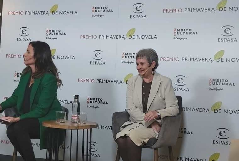 Susana Santaolalla y Elvira Roca Barea, ganadora de la 27ª edición del Premio Primavera de Novela