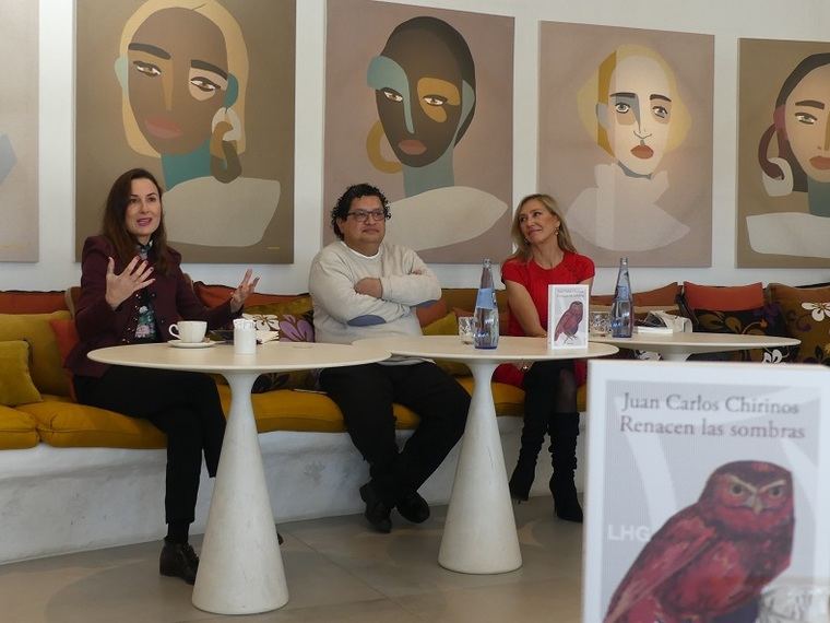 Philippine González-Camino, Juan Carlos Chirinos y Marta Robles en la presentación de 'Renacen las sombras'