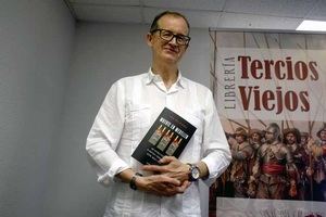 "Muerte en Medellin": Una historia real de mentiras financieras, acción, magia y caos escrita por Juan José Revenga