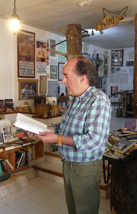 Tomás García Yebra en su librería-museo