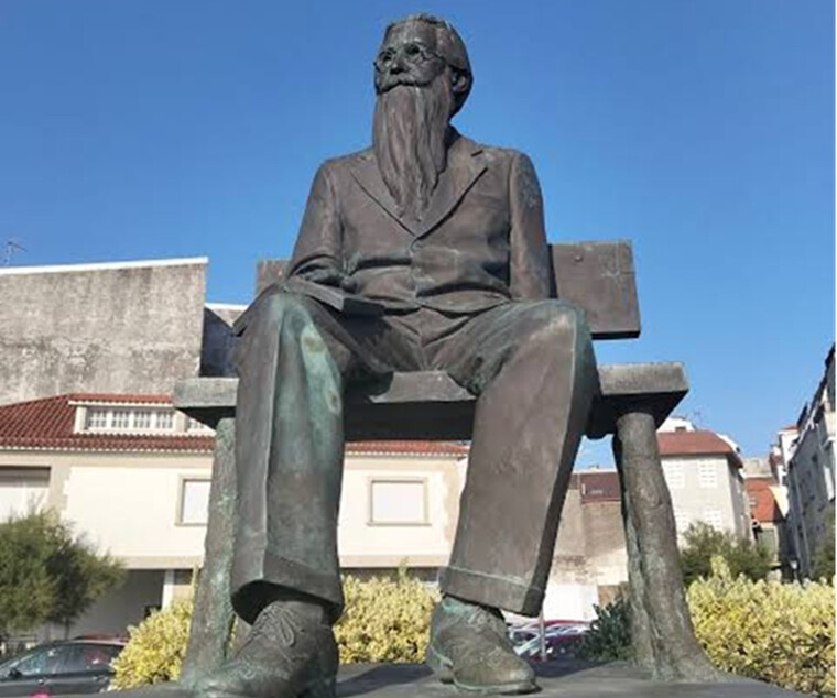 Escultura de Valle-Inclán realizada por el escultor Salvador Amaya y situada en la Plaza del Castro, en pleno paseo marítimo y junto al puerto deportivo de Vilanova de Arousa (Pontevedra). Fue inaugurada el 13 de junio de 2003.