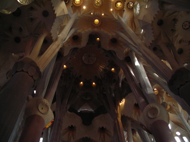 Interior de la Sagrada Familia de Gaudí