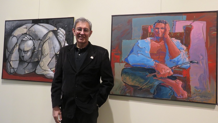 Víctor Barba ante sus obras