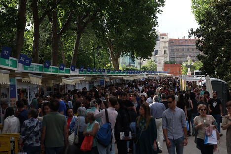 Visitantes de la 82ª Feria del Libro de Madrid