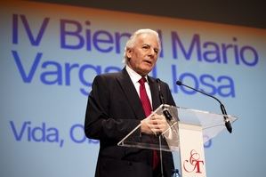 «La literatura como refugio»: Álvaro Vargas Llosa abrió en Cáceres la primera Bienal celebrada en España