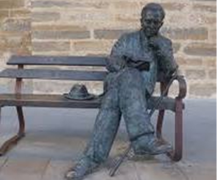 En la calle San Pablo se encuentra uno de los monumentos que la ciudad de Baeza dedica a Antonio Machado: la estatua, obra del escultor Antonio Pérez, que recrea al poeta sentado en un banco leyendo un libro. Fue inaugurado en 2009, con motivo del 70.º aniversario de la muerte del poeta.