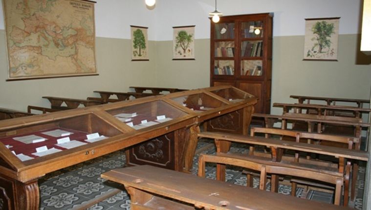 Aula en la que impartía sus clases Antonio Machado en Baeza. Se mantiene intacta en la Antigua Universidad. Conserva el mobiliario original y algunos documentos del poeta.