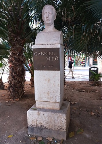 Monumento a Gabriel Miró, sito en la plaza que lleva su nombre en Alicante. Realizado por Manuel Samper Ruiz en 1935. (En la misma plaza se encuentra la célebre fuente de 'La aguadora' (1898 y 1918, con el añadido del grupo escultórico de Vicente Bañuls).