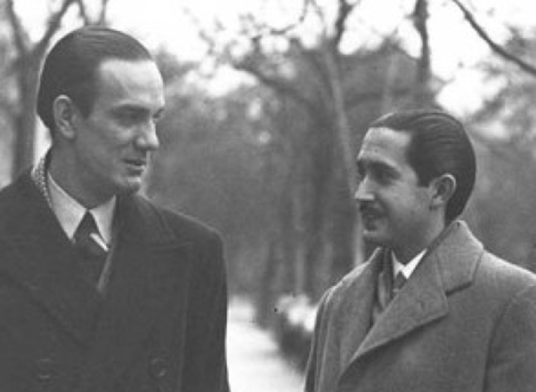 Camilo José Cela y José García Nieto. Foto tomada en 1944 en Las Navas del Marqués, localidad abulense sita en la estribaciones de la Sierra de Guadarrama Turismo Las Navas. Naturalmente. https://turismolasnavas.es/cultura/personajes-como-la-copa-de-un-pino/personajes-cultura/jose-garcia-nieto/