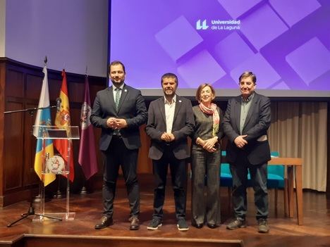 De izqda a dcha: Badel Albelo, primer teniente de alcalde de San Cristóbal de La Laguna; Francisco García Rodríguez, rector de la Universidad de La Laguna (ULL); Margarita Ramos, presidenta de la Fundación CajaCanarias, y Luis García Montero, director del Instituto Cervantes