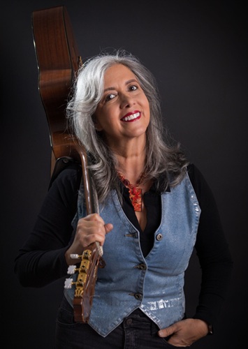 Alba C. Molina es Coach Integral de Vida, Coach Neuro-Espiritual, cantautora de positivismo, conferencista bilingüe, escritora, narradora, productora de cápsulas de inspiración y actriz de doblaje.