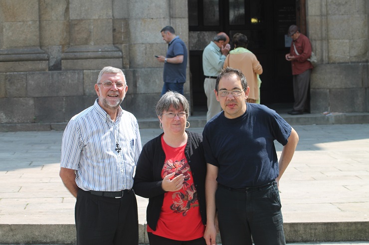 Los autores de la entrevista con el Padre Juan González Núñez