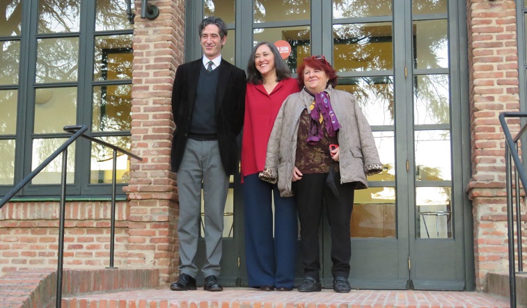 La autora, Pepa Merlo, en el centro, junto a Fanny Rubio, escritora y catedrática de la Universidad Complutense, y el editor de Fundación José Manuel Lara y crítico, Ignacio F. Garmendia