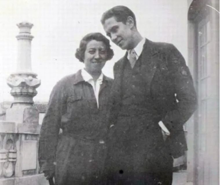 Concha Méndez junto a Manuel Altolaguirre. Lleva puesto el mono azul con que trabajada en la imprenta que ambos crearon.