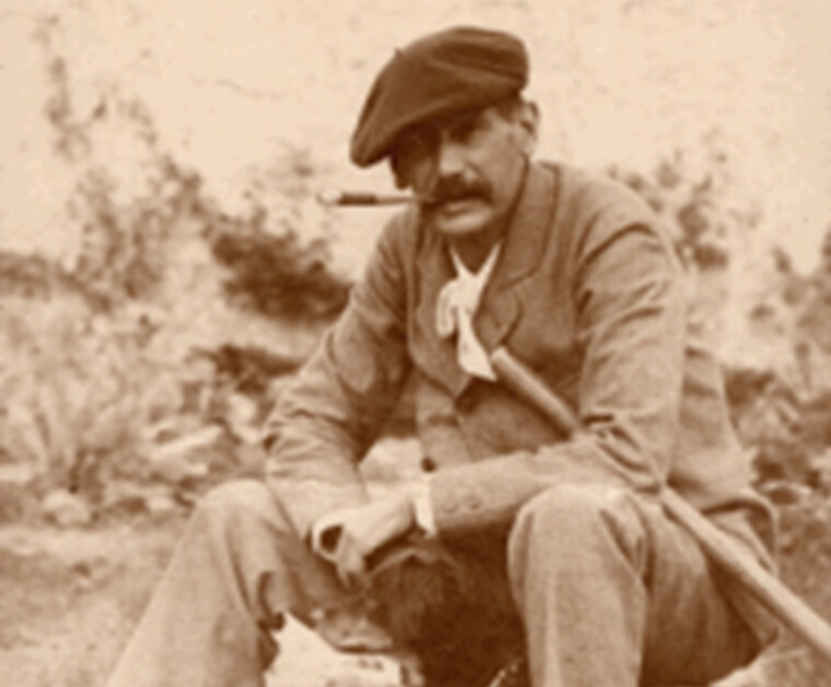 Foto de Benito Párez Galdós acompañado de su perro Tafira. Está tomada en 1894, en la fnca familiar de “Los Lirios”, situada en el Monte Lentiscal, en la isla de Gran Canaria. El escritor, de 51 años de edad, viste ropa de campo, tocado con una boina tradicional, sosteniendo un bastón y fumando un puro.