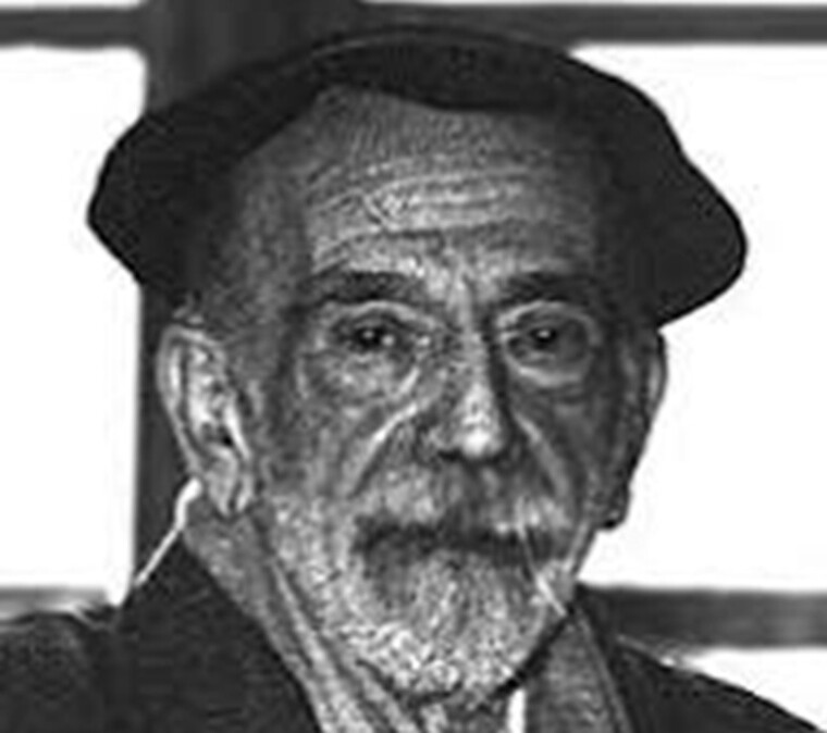 PÍO BAROJA [El retrato fue tomado en 1953 por el fotógrafo Nicolás Muller. apenas tres años antes del fallecimiento del novelista, ocurrido en 1956). La imagen destaca por un uso magnífico del blanco y negro, con una iluminación lateral que genera un fuerte claroscuro. Esto resalta los surcos de su rostro, su mirada cansada y la textura de su barba blanca, potenciando la psicología huraña y melancólica propia del literato.]