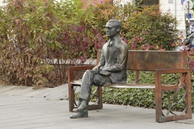 La primera estatua colocada en Granada capital dedicada a Lorca, casi setenta años después de su asesinato, está instalada en el bulevar de la Avenida de la Constitución. La figura de Lorca, de proporciones reales, es obra del artista José Antonio Corredor.