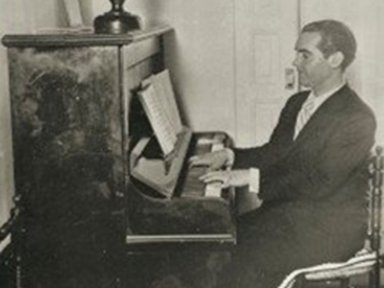 Federico García Lorca al piano. Fundación FGL.