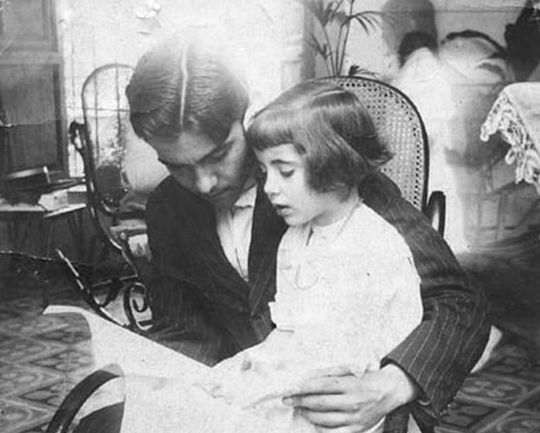 Federico García Lorca enseñando a leer a su hermana Isabel en la casa de la Acera del Darro https://www.universolorca.com/personaje/garcia-lorca-isabel/