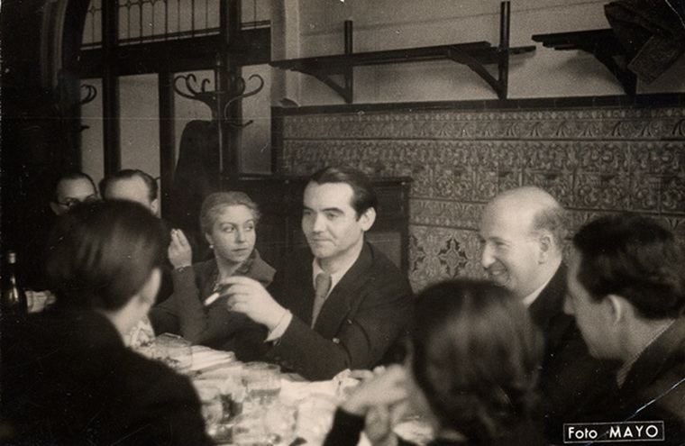 FEDERICO GARCÍA LORCA [Una de las últimas fotos del poeta, con María Teresa León y Vicente Aleixandre. Foto: Fundación FGL]. Universo Lorca: https://limonpublicidad.com/blog/proyecto-de-branding-universo-lorca/