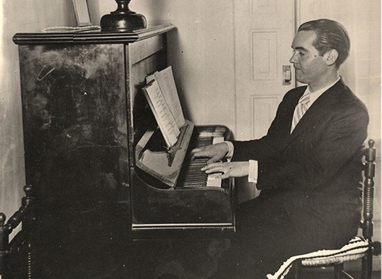 Federico García Lorca tocando el piano. Fundación FGL.