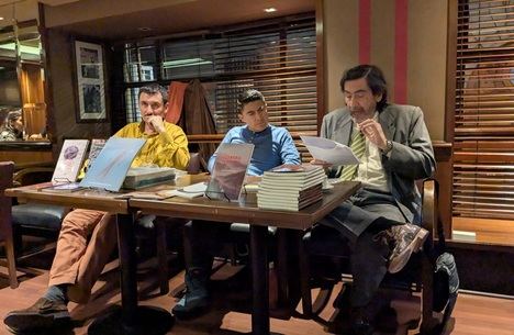 El poeta y editor argentino Claudio Archubi, el poeta mexicano Balam Rodrigo y el poeta argentino Luis Benítez durante la presentación de “Iceberg Negro” en Buenos Aires, setiembre de 2025