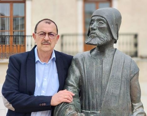 José Antonio Santano junto a la escultura del poeta Juan Alfonso de Baena