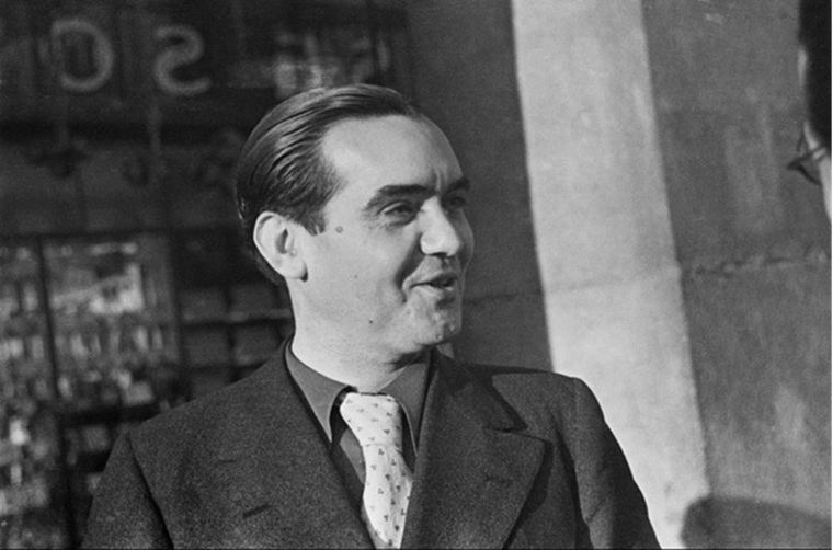 Una de las ultimas fotos con vida tomadas a Federico García Lorca en la Plaza Mayor de Madrid en el verano de 1936. Fue tomada junto a otras por el fotógrafo David Seymour, alias “Chim”.