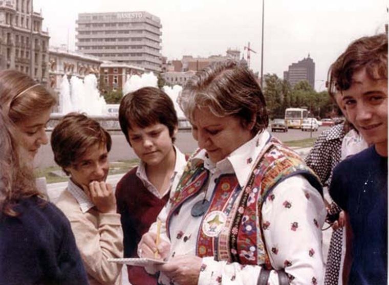 GLORIA FUERTES (1917-1998). Firmando autógrafos en la calle...