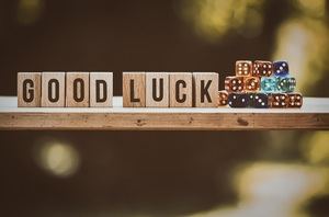 El juego y la creatividad: cómo los juegos de azar inspiran a escritores y artistas