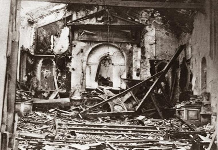 Fotografía de una iglesia destruida por una bomba austriaca, en la Primera Guerra Mundial (Monfalcone, Italia, Ca.1916).