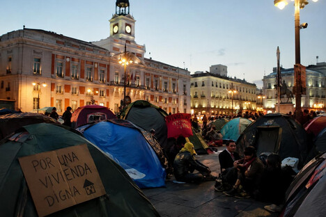 Acampada en Puerta del Sol, Madrid, en demanda de soluciones habitacionales y derechos de vivienda. Imagen generada con IA de OpenAI