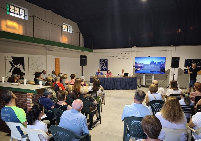 Asistentes a la presentación de 'Margarita Landi. La rubia del velo y la pistola'
