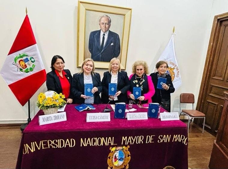 Rocío Hilario, Luisa Cámere Quiroz, Martha Crosby Crosby, Rosamarina García Munive y Atala Matellini. Durante la presentación del poemario Gacela en Filigrana de Plata, el 23 de septiembre de 2025 en la Universidad de San Marcos, Perú