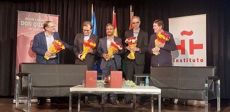 Óscar Pujol; José María Ridao; el editor de la Universidad de Pune, Mashesh Deokar; S. N. Pandita, y el director del Instituto Cervantes, Luis García Montero