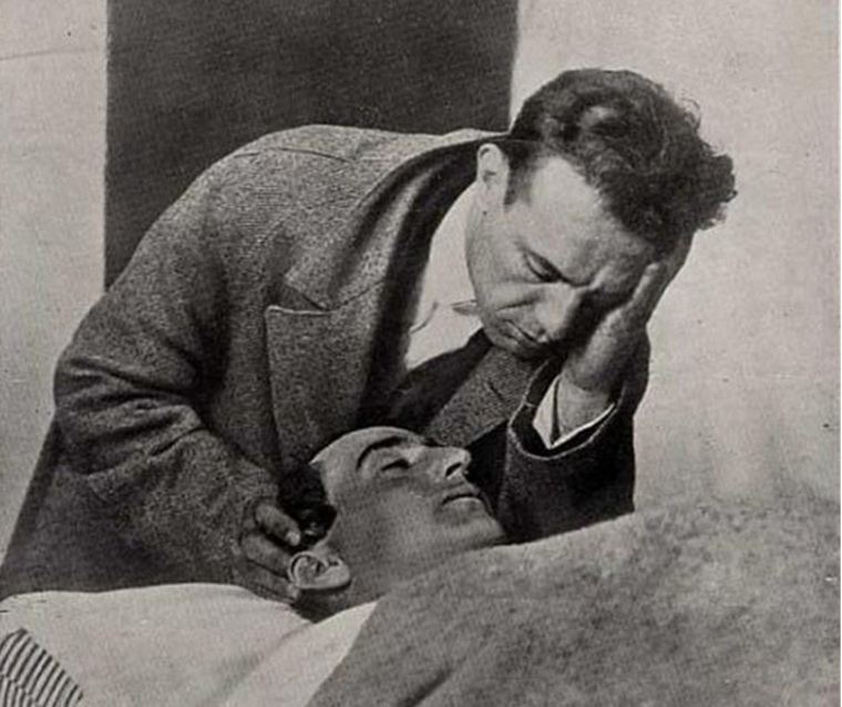 Ignacio Sánchez-Mejías junto al cuerpo de Joselito