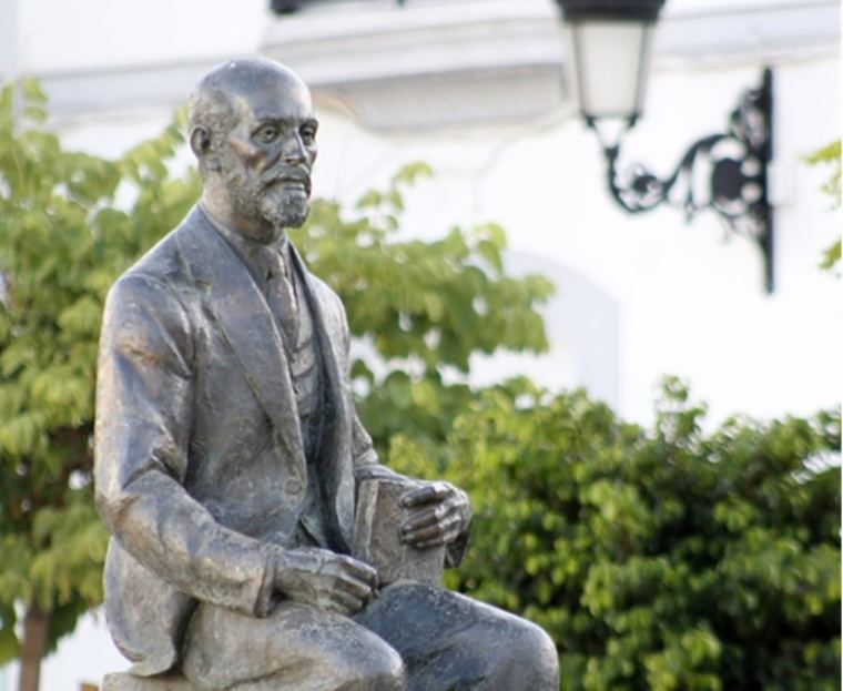Estatua de Juan Ramón Jiménez realizada por el escultor sevillano Aurelio Teno. Se encuentra en la Plaza del Cabildo, en el municipio de Moguer