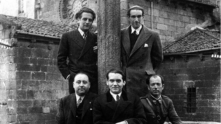 En Betanzos, mayo de 1932. Garcia Lorca sentado en el cruceiro de la iglesia de Santa María de Azougue. De pie Ramón Fernández Cid y José Álvarez Sánchez. Sentados, Francisco Esteve y José Barbeito. Alvarellos