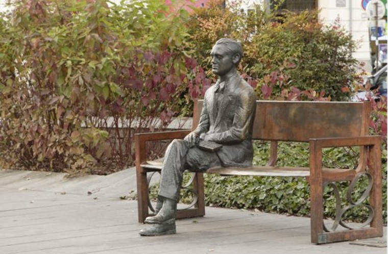 FEDERICO GARCÍA LORCA [La primera estatua colocada en Granada capital dedicada a Lorca, casi setenta años después de su asesinato, está instalada en el bulevar de la Avenida de la Constitución]