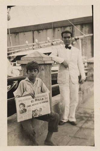 Federico García Lorca [Fotografiado junto a un vendedor de periódicos. Cuba, 1930]. Arribó a La Habana, procedente de Nueva York, el 7 de marzo de 1930; e inició su regreso a España el 12 de junio de 1930.