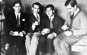 De la Sección III de Canciones -“Canciones para niños”-, de Federico García Lorca, ofrecemos comentados los poemas titulados “Caracola” y “El lagarto está llorando”