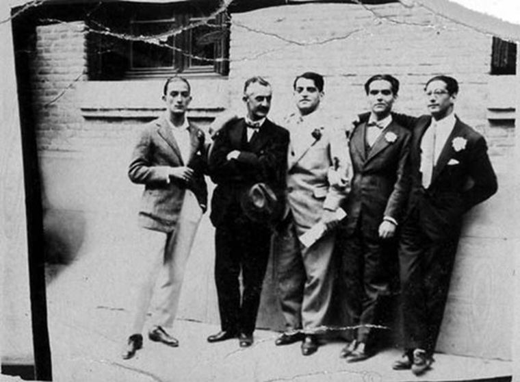 De izquierda a derecha: Salvador Dalí, José Moreno Villa, Luis Buñuel, Federico García Lorca y Antonio Rubio en el paseo de la Bombilla de Madrid, cerca del río Manzanares,en 1926.