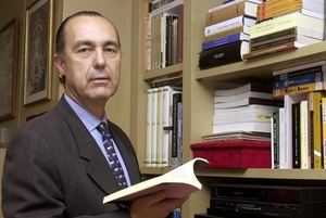 “Elogio del sujetador”, un juego fetichista de Luis Alberto de Cuenca